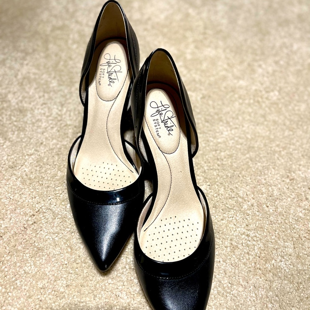 Black pumps